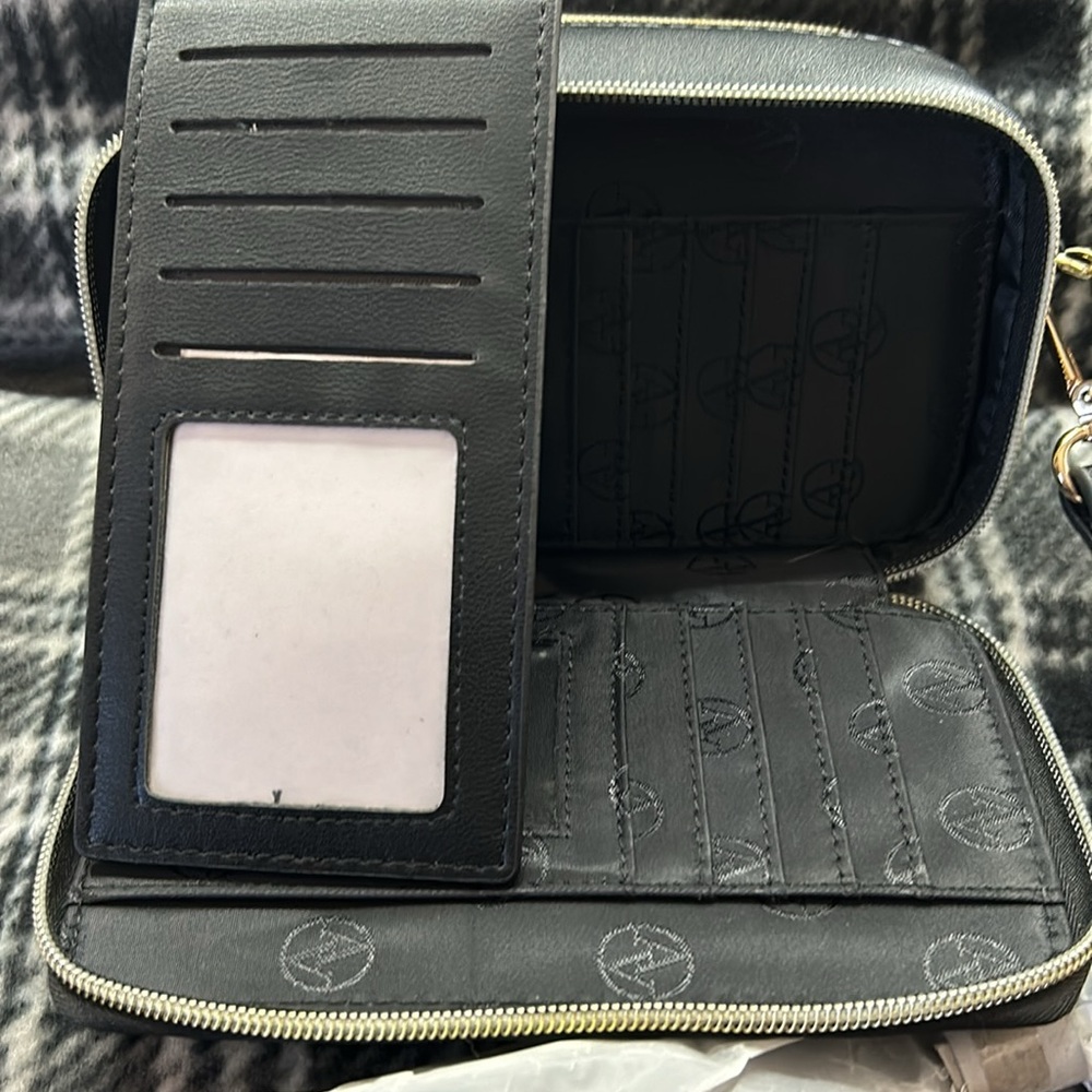 COPY - Adrienne Vittadini Studio  Cross body with charging pack - Picture 10 of 16